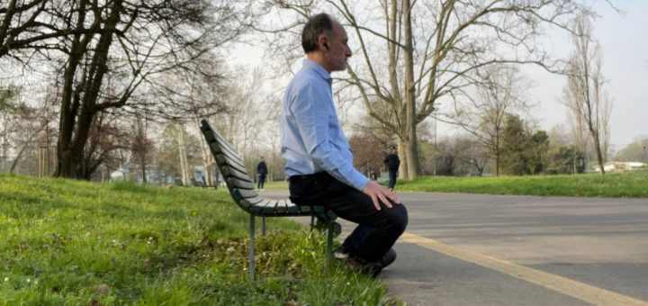 meditare su una panchina in un parco