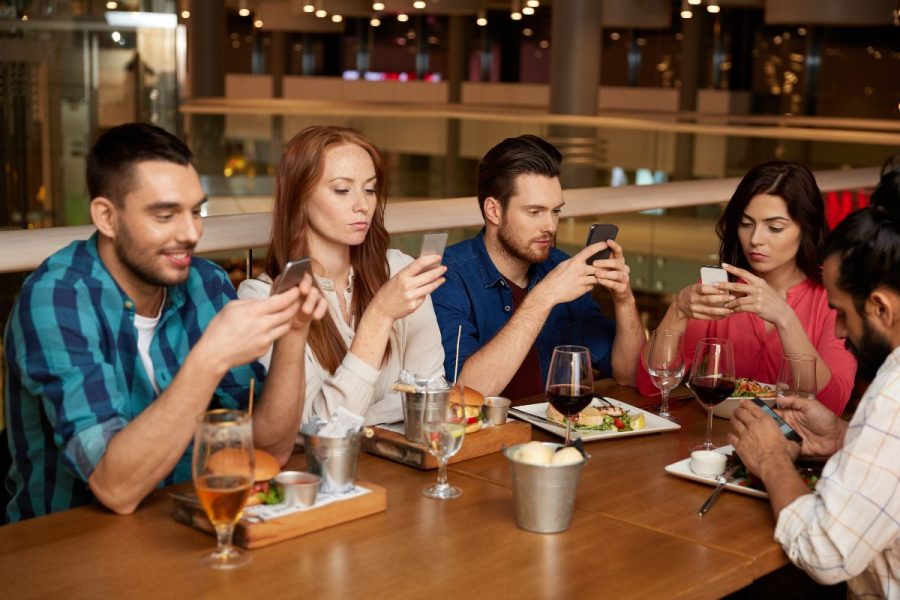amici-con-smartphone amici con lo smartphone