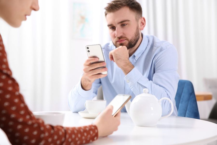 coppia-con-smartphone coppia con lo smartphone