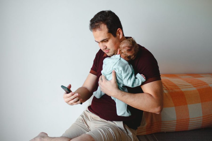 smartphone-con-bambino genitore con lo sparthone e un bambino piccolo