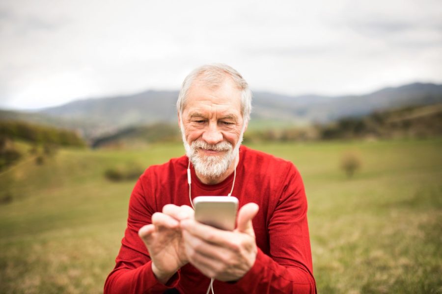 smartphone-nella-natura con lo smartphone nella natura
