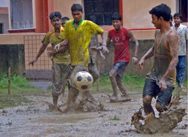 giocare a pallone per strada